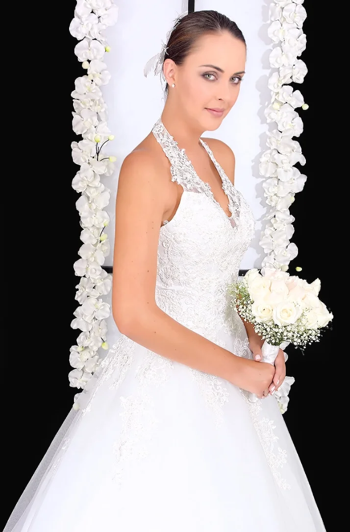 Este vestido de novia con hombros descubiertos y tirantes da un toque refinado
