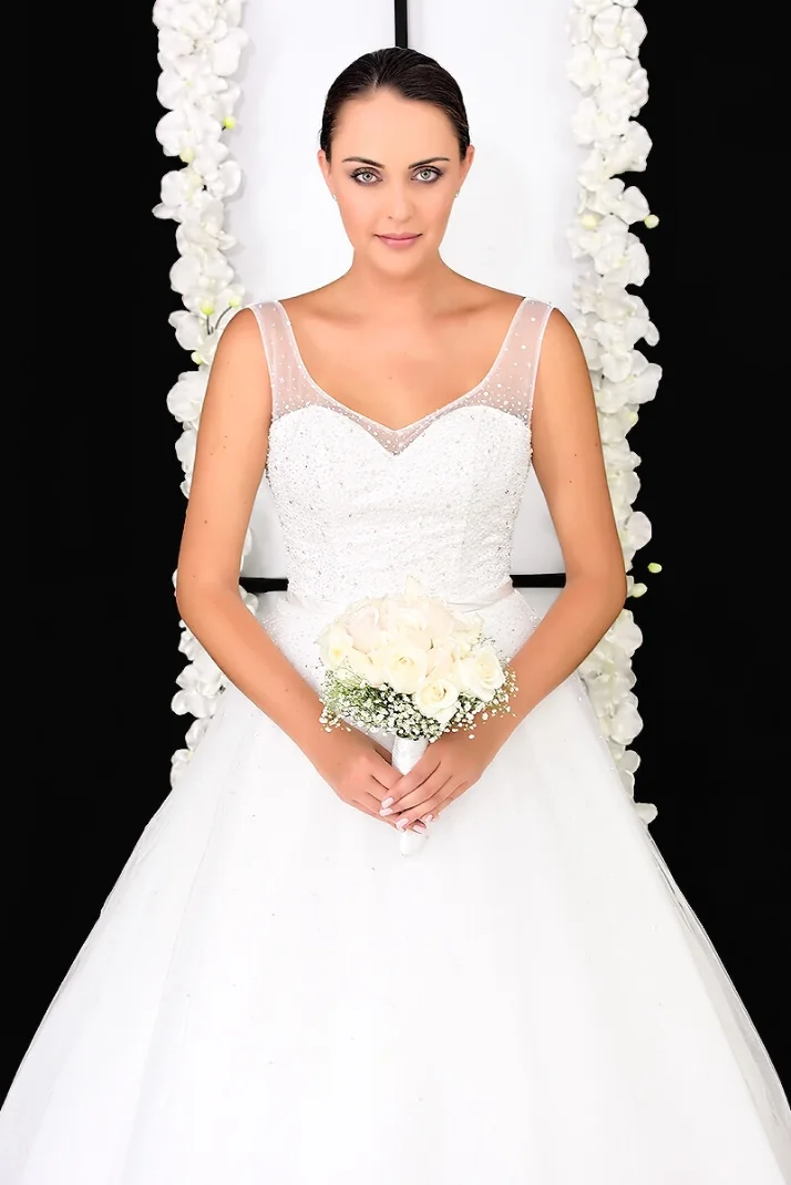 Este vestido de novia  acentúa la cintura con un cinturón estrecho decorado con cristales.