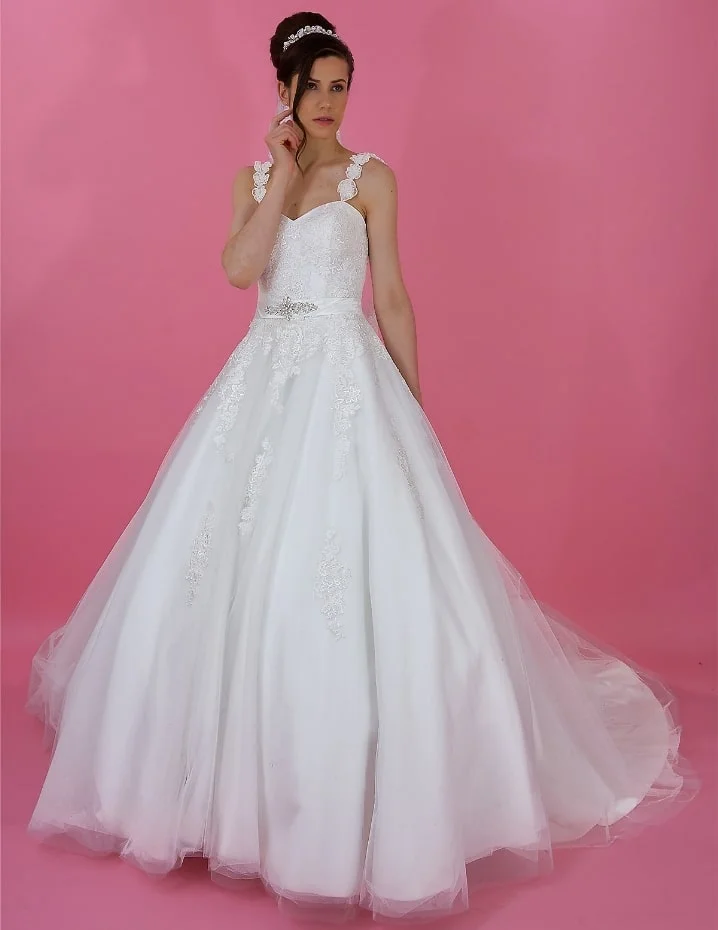 vestido de novia con escote en forma de corazón y aplicaciones de cristal