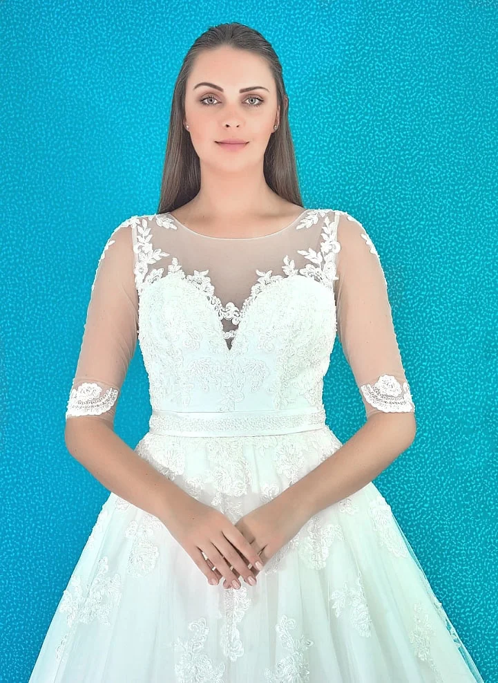 El diseño de vestido de novia MABEL es una declaración de elegancia extremadamente natural. El fino encaje subraya el delicado corpiño de manga larga. La amplia falda con aplicaciones de encaje amplifica la imagen de elegancia.<br />