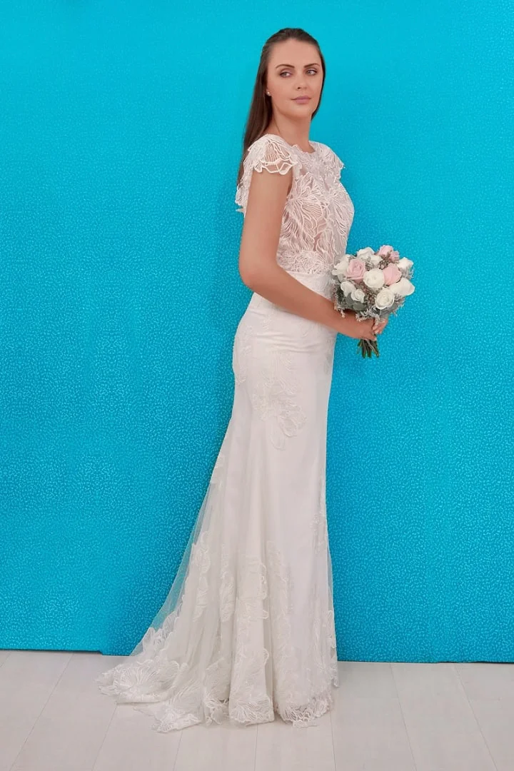 Un diseño de vestido de novia estilo sirena que transmite naturalidad y refinamiento, e impresiona con los detalles que resaltan la silueta adornado con encaje y cristales, una falda que brinda volumen y gracia.