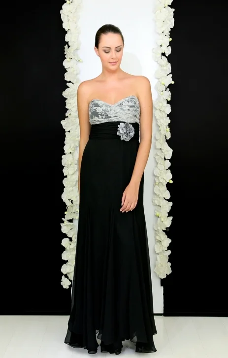 Es un vestido elegante y refinado con un diseño magnífico
