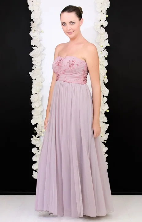 Es un vestido de noche simple y elegante, ideal para cualquier evento especial.