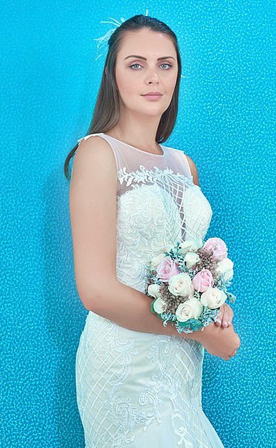 tiene un bordado especial que agrega elegancia y diseño a este vestido de novia.
