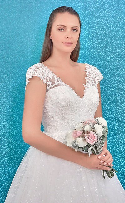 vestido de novia en corte princesa espalda en V y escote en forma de corazón de encaje