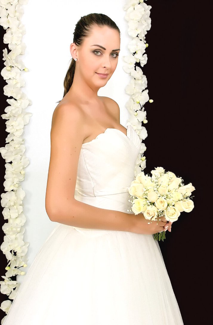 Vestido de Novia CELINA - Elena Reynoso Suave, sensual y sofisticado, este vestido destacará su forma, estilo y actitud.