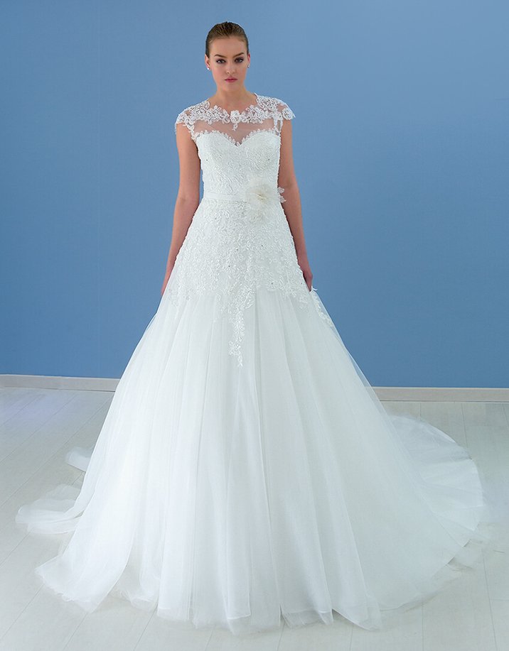 Sensual y delicado vestido de novia con escote en forma de corazón.