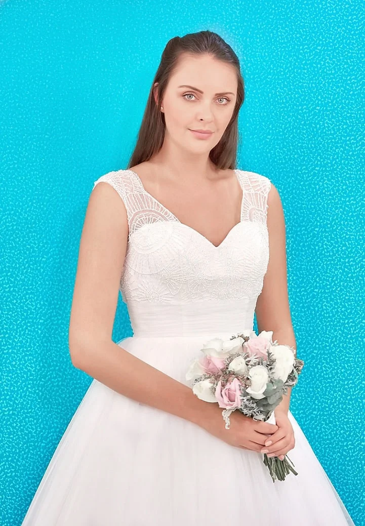 El bordado de círculos en el busto de este vestido de novia está diseñado para dar brillo a la mujer que lo lleva