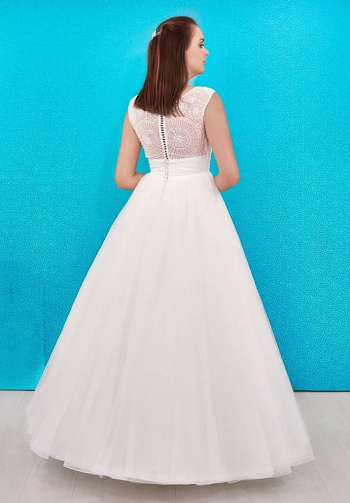 El bordado de círculos en el busto de este vestido de novia está diseñado para dar brillo a la mujer que lo lleva