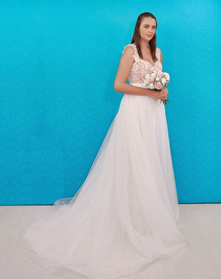 Vestido de Novia Luisa La parte superior de encaje transparente en la piel son los elementos que impactan en este vestido. Un espectacular vestido desmontable lo convierte en una presencia que simplemente hipnotiza. La falda crea un efecto de movimiento continuo.