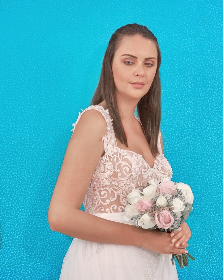Vestido de Novia Luisa La parte superior de encaje transparente en la piel son los elementos que impactan en este vestido. Un espectacular vestido desmontable lo convierte en una presencia que simplemente hipnotiza. La falda crea un efecto de movimiento continuo.