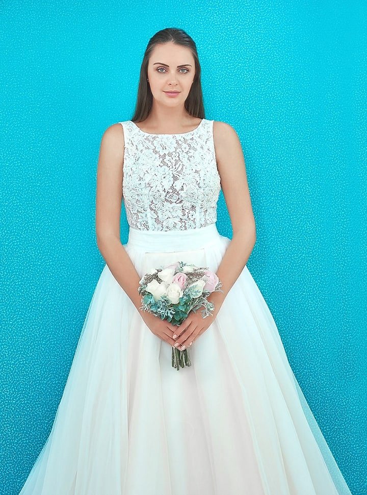 Diseño de Vestido de novia en corte princesa con una falda de capas de organza que te permite soñar con el amor, la felicidad y una boda de ensueño! Es un vestido vaporoso y fluido.