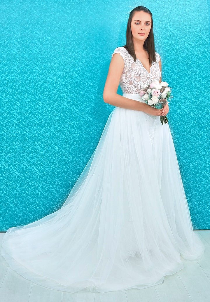 Este diseño de vestido de novia ofrece una hermosa apariencia. El corpiño de encaje y la falda en tul de seda llaman la atención destacando la línea seductora del cuerpo.