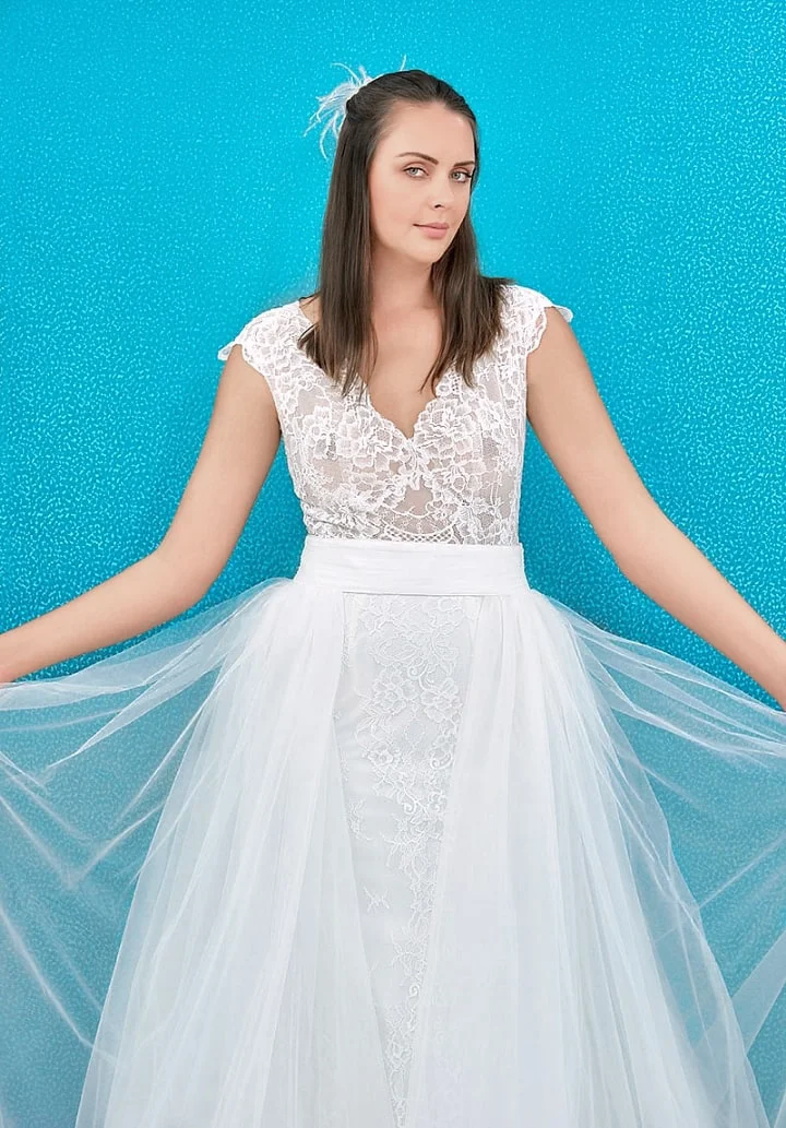 Este diseño de vestido de novia ofrece una hermosa apariencia. El corpiño de encaje y la falda en tul de seda llaman la atención destacando la línea seductora del cuerpo.