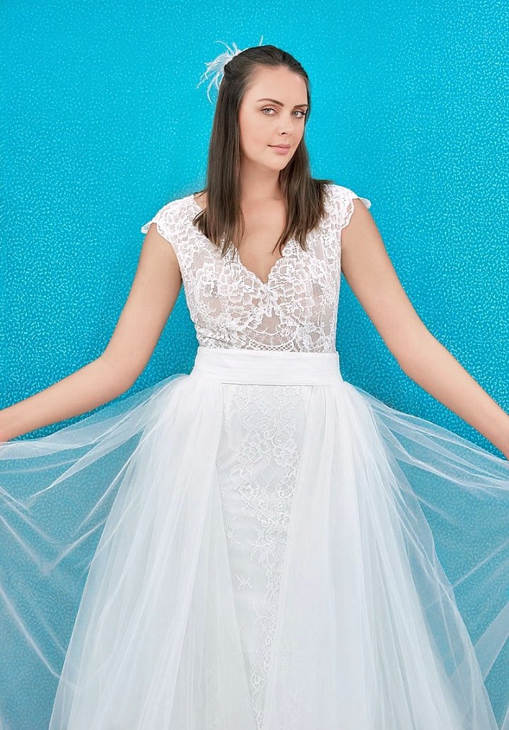 Este diseño de vestido de novia ofrece una hermosa apariencia. El corpiño de encaje y la falda en tul de seda llaman la atención destacando la línea seductora del cuerpo.