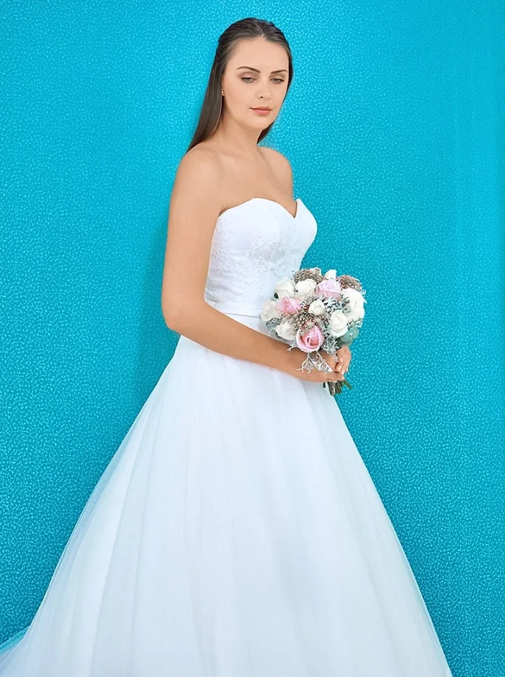  La finura y la belleza de este diseño de vestido de novia son los primeros elementos que destacan. Los refinados y elegantes cortes son el alegre detalle del vestido, escote en forma de corazón con el talle en encaje.