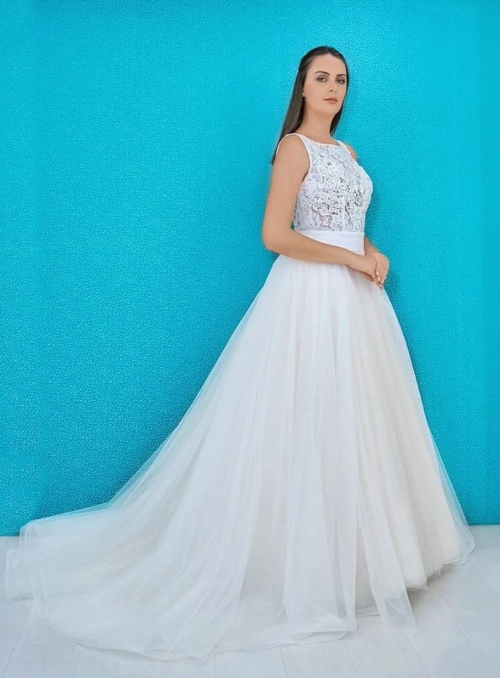 Diseño de Vestido de novia en corte princesa con una falda de capas de organza que te permite soñar con el amor, la felicidad y una boda de ensueño! Es un vestido vaporoso y fluido.