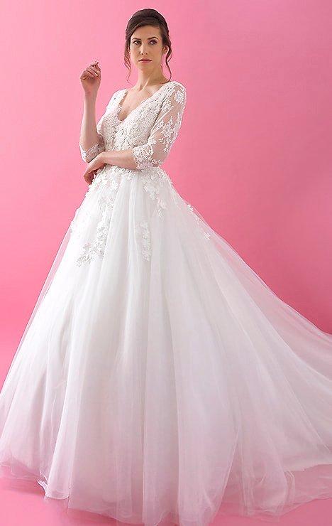 Diseño de vestido de novia con escote en V y un encaje en chantilli y transparencia en espalda bordada en cristal