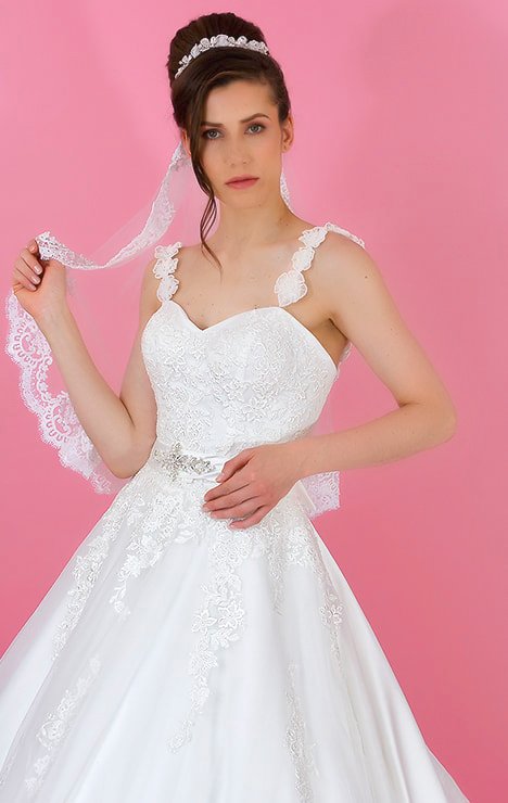 Diseño de vestido de novia con escote en forma de corazón con hermosos tirantes en flores en 3d