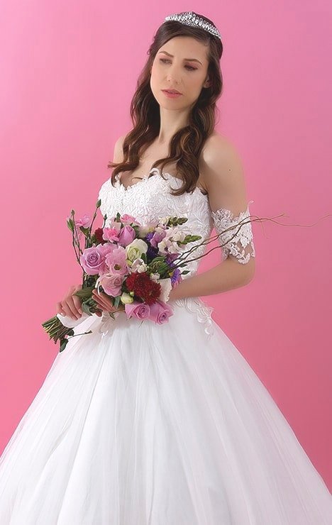 vestido de novia confeccionado en tull de seda con encaje bordado con cristales