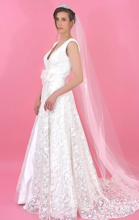 Diseño de vestido de novia confeccionado en tull de seda y bordado, escote en v