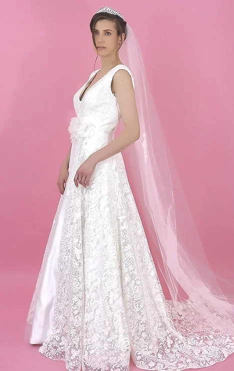 Diseño de vestido de novia confeccionado en tull de seda y bordado, escote en v