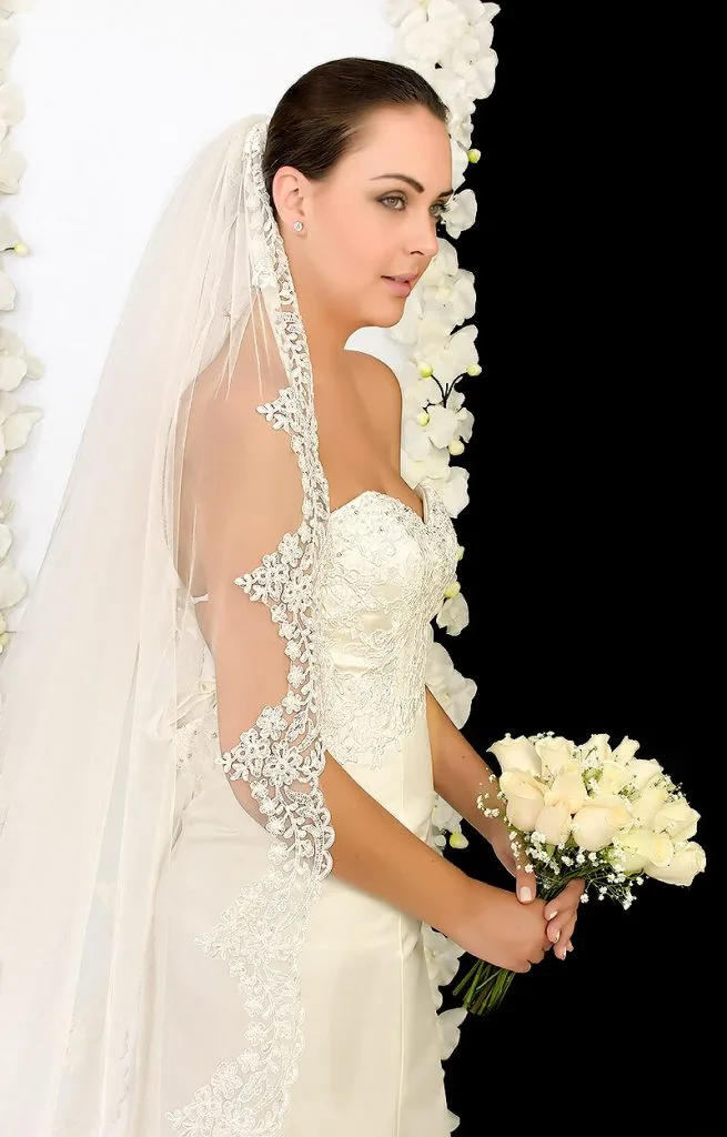 Vestido de princesa para noviaAbby de Elena Reynoso – Silueta etérea con encaje artesanal