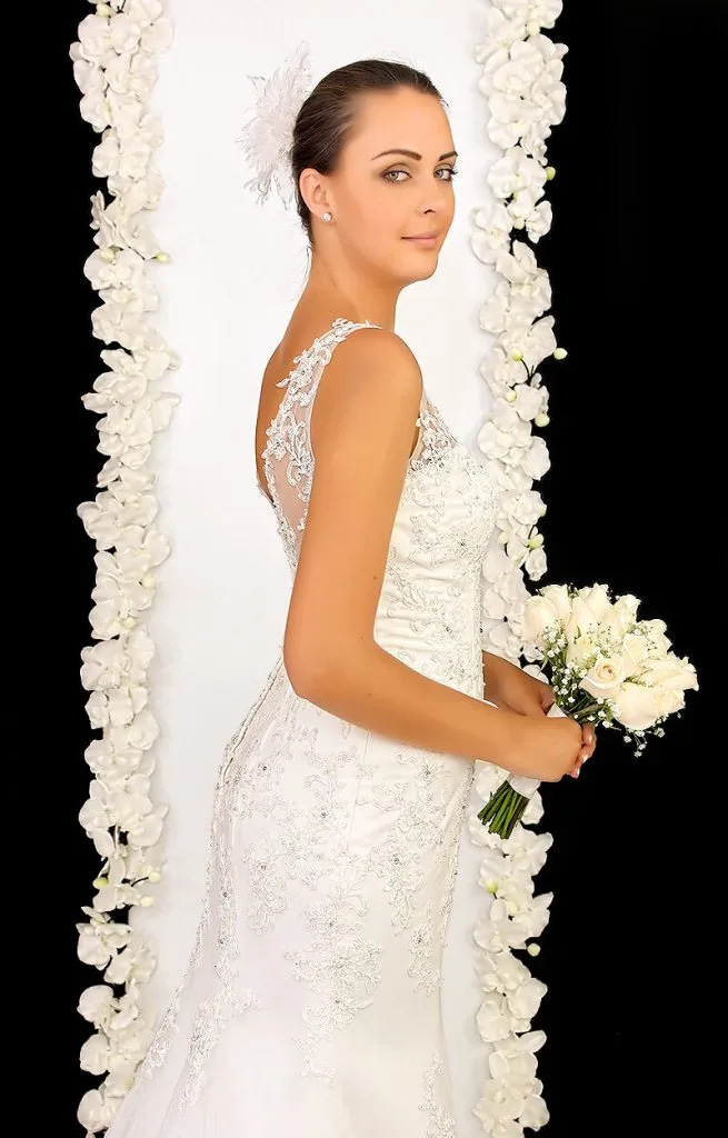 Vestido etéreo de novia con falda fluida y encaje delicado