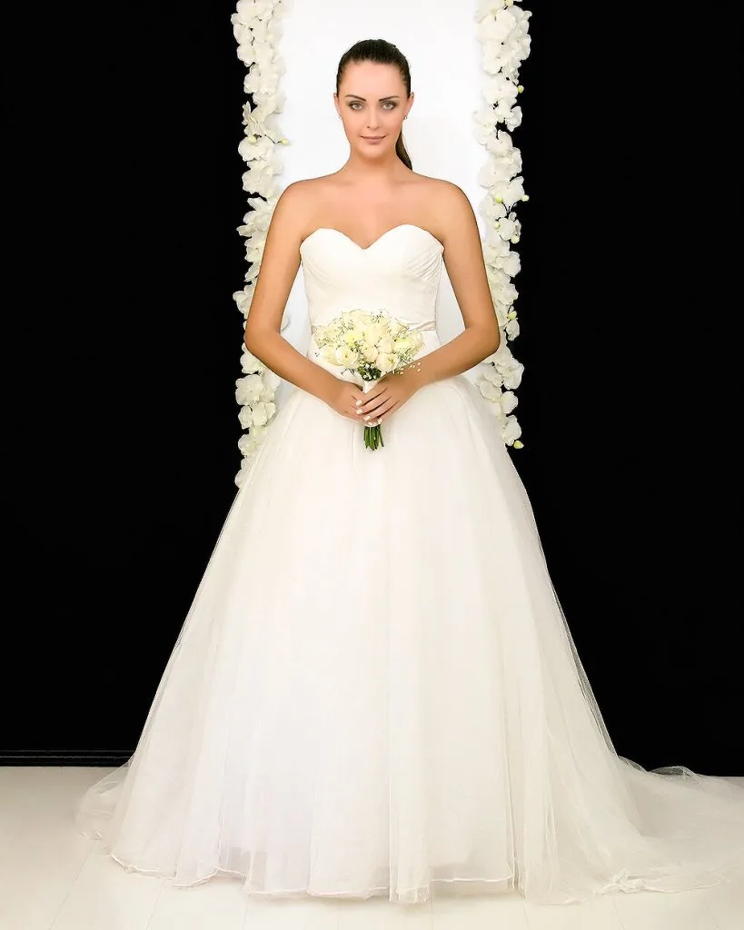 Vestido de novia Celina con encaje bordado y escote ilusión – Elena Reynoso