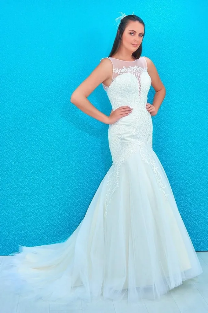 Vestido de novia minimalista Ariadna con escote strapless