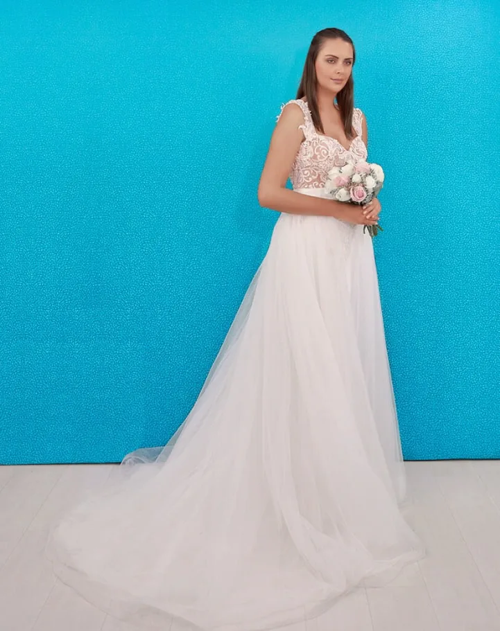Vestido de novia Luisa con encaje floral y escote ilusión