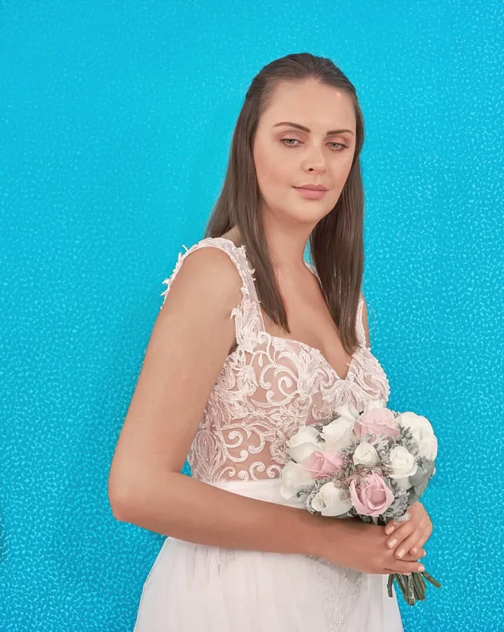 Novia con vestido Luisa en encaje bordado y corte elegante