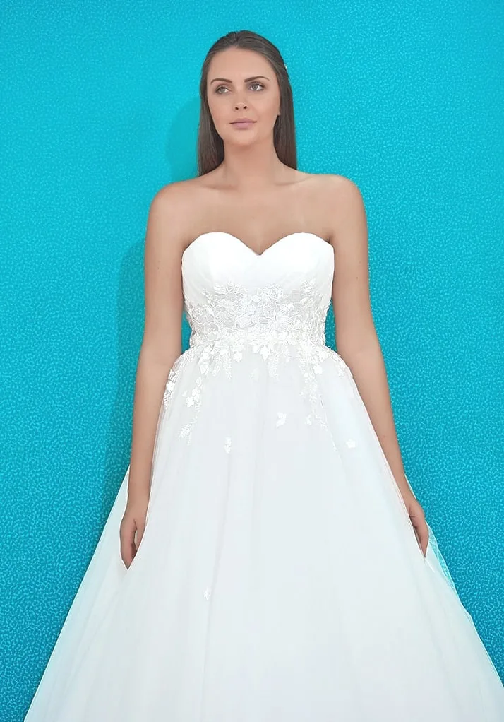 Vestido de novia Romance con encaje floral y escote ilusión