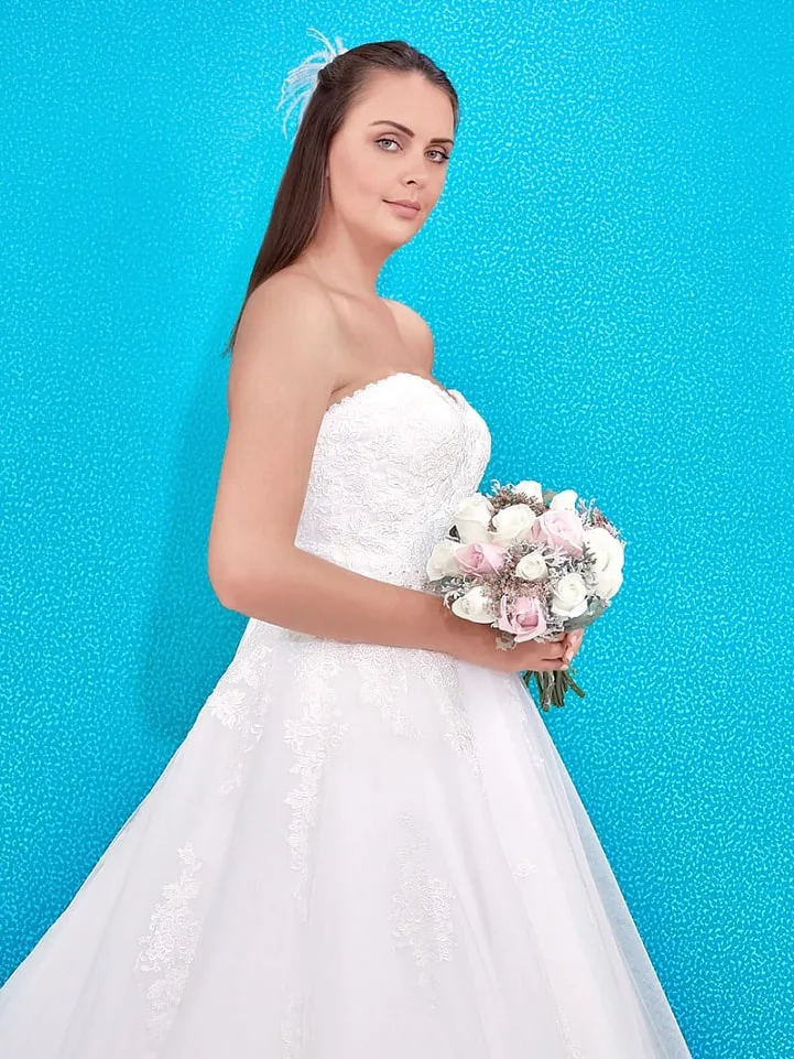 Novia moderna con vestido estructurado y sencillo