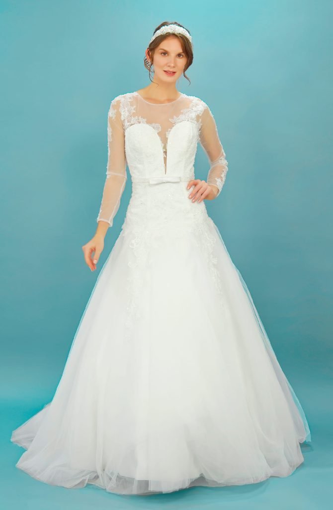 Vestido de novia Carolina con escote cuadrado y silueta minimalista