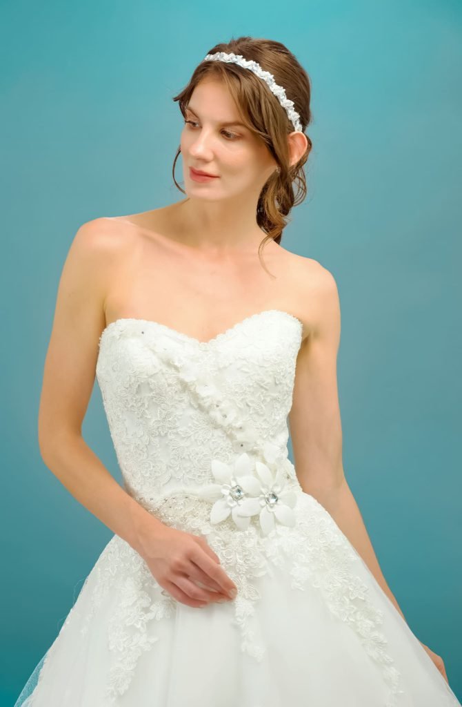 Diseño romántico de novia con bordados florales – modelo Eliza