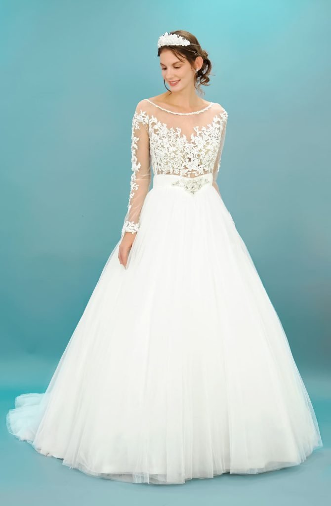 Vestido de novia Lavani con escote en V profundo y falda estructurada
