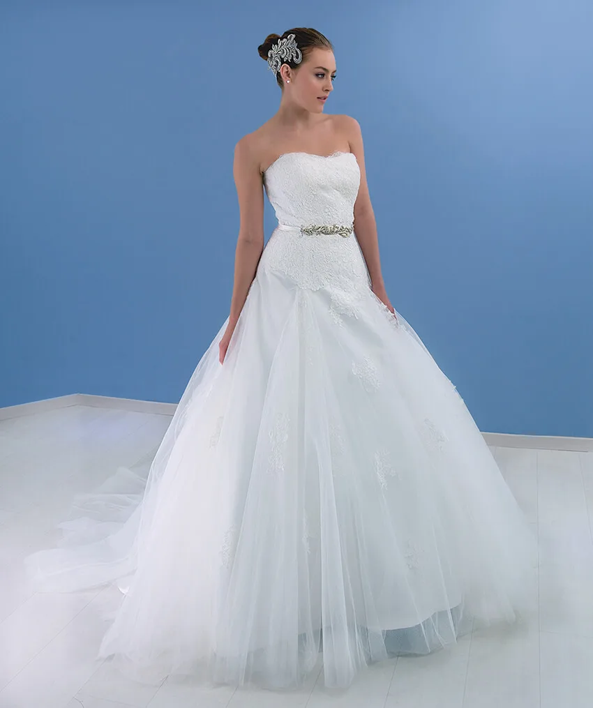 Vestido de novia Alice de Elena Reynoso en corte princesa y corpiño bordado