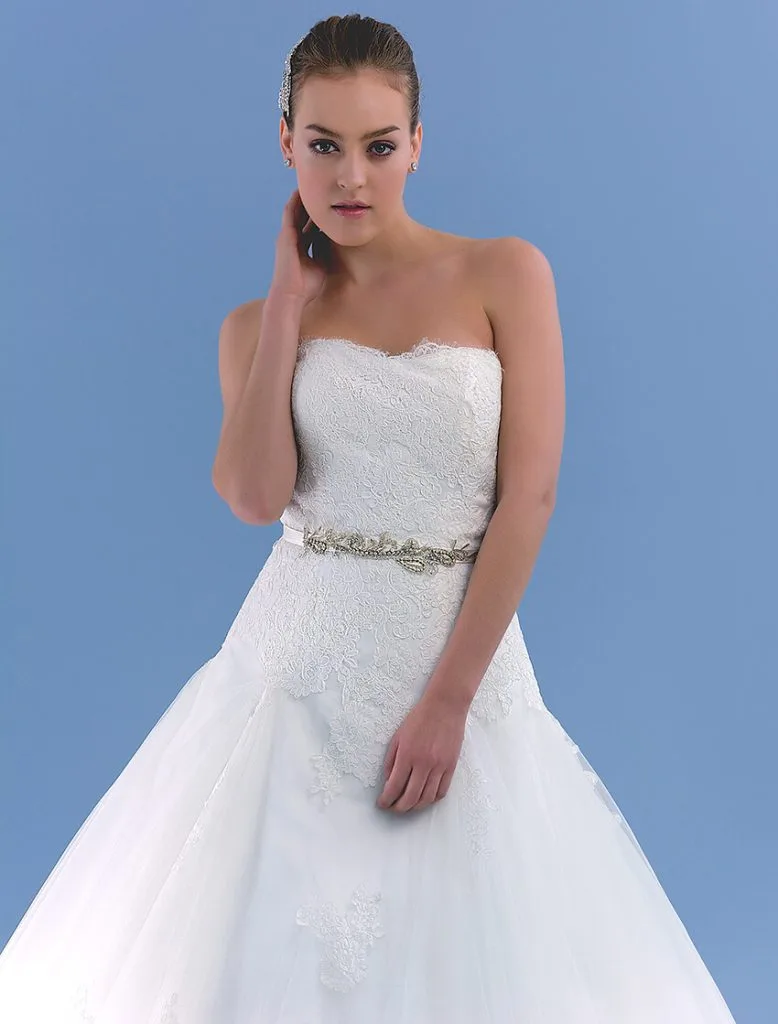 Vestido de novia elegante y romántico con falda amplia y escote corazón