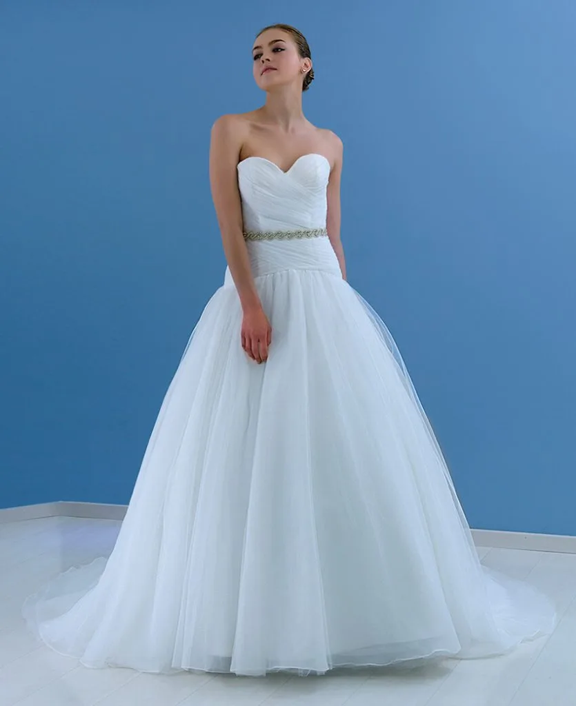 Vestido de novia Andrea de Elena Reynoso en corte princesa con escote estructurado