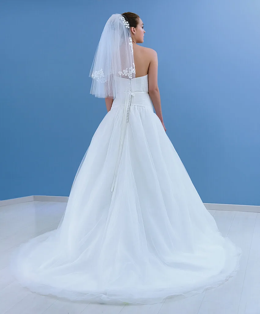 Diseño de novia clásico y moderno con falda amplia y tirantes