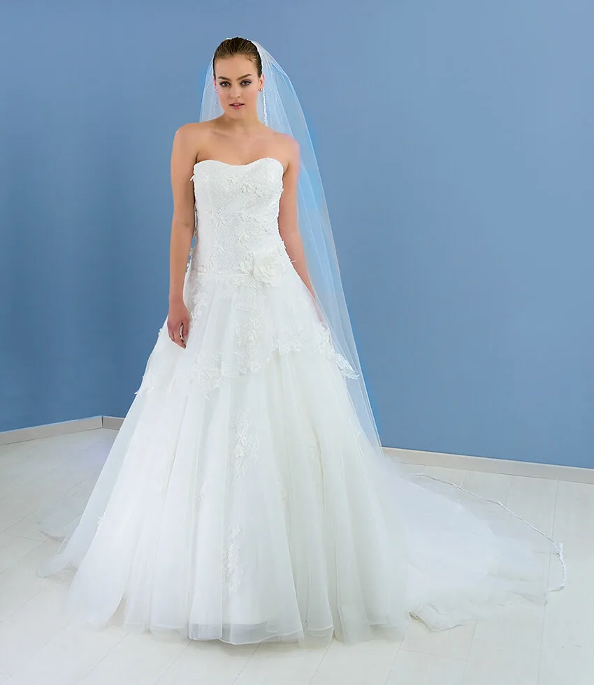 Vestido de novia Candice de Elena Reynoso con escote en V y encaje floral