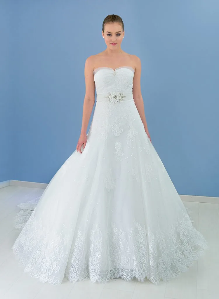 Vestido de novia Chantal de Elena Reynoso con escote corazón y tul romántico