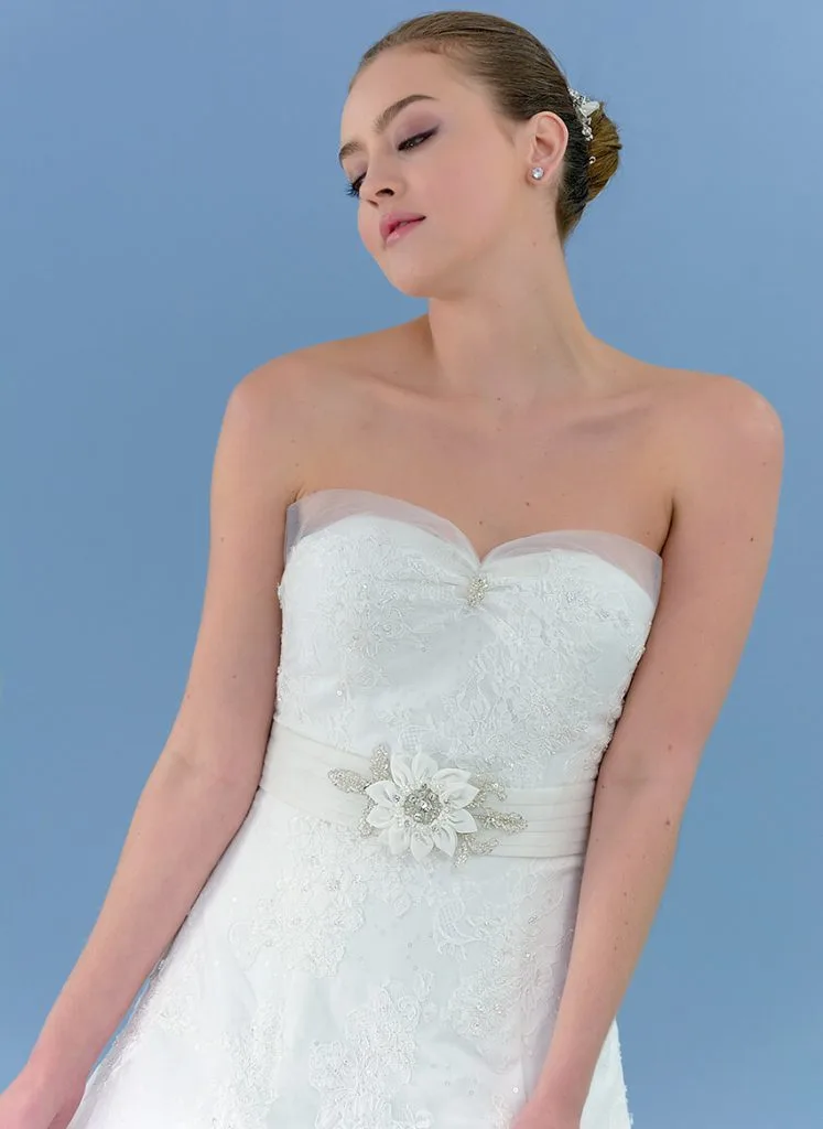 Diseño romántico de alta costura con bordado floral y falda amplia en tul