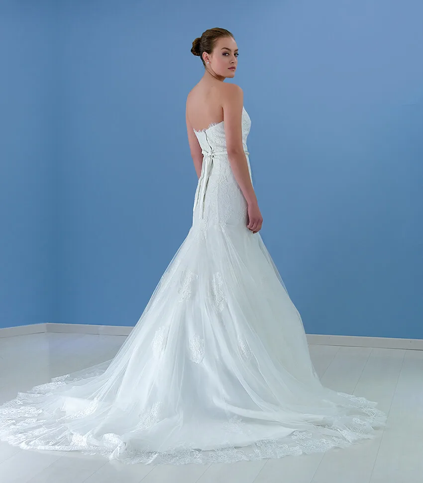 Diseño de novia estructurado con escote strapless en satén
