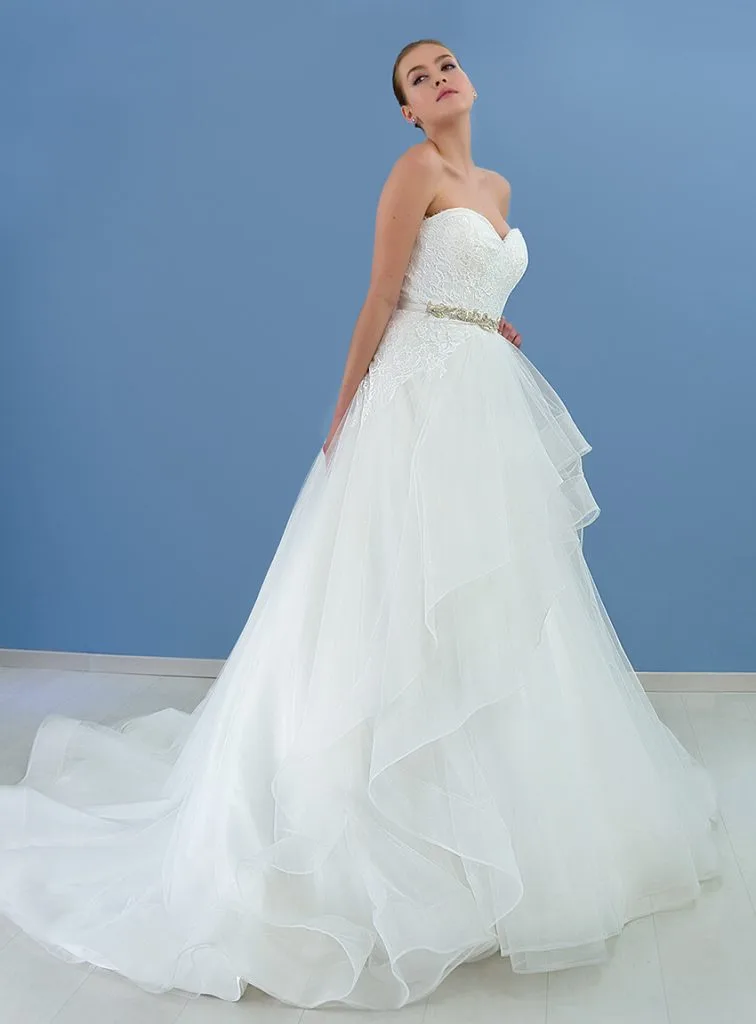 Vestido de novia Denise con tul vaporoso y escote en V profundo