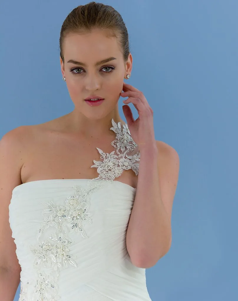 Vestido de novia estilo romántico con detalles florales artesanales