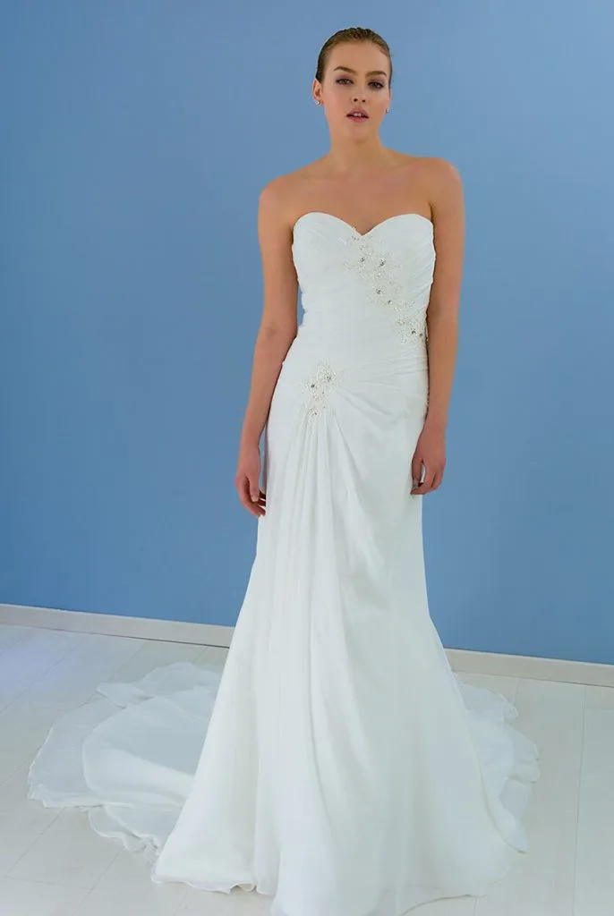 Vestido de novia Lydia con escote ilusión y pedrería brillante