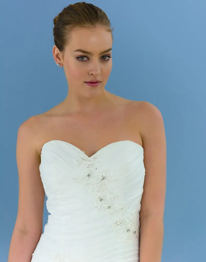 Vestido de novia estilo gala con espalda semiabierta y manga caída