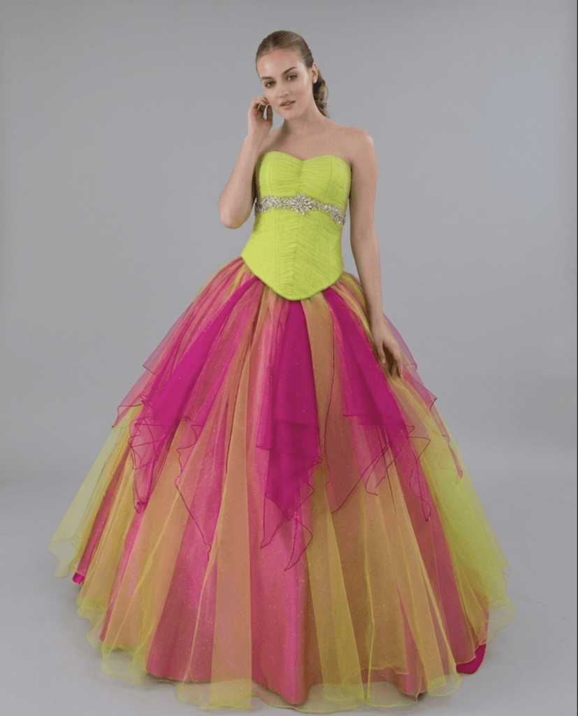 Vestido de 15 años color verde con olanes Elena Reynoso